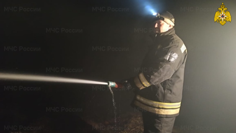 МЧС-России-в-круглосуточном-режиме-проводит-работы-по-тушению-тлеющего-торфяника-в-Екатеринбурге