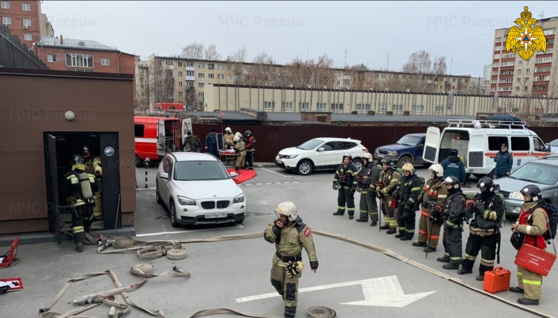 Сотрудники-МЧС-России-провели-в-Новосибирске-пожарно-тактическое-учение