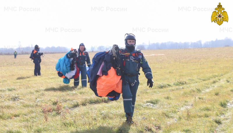 Специалисты-МЧС-России-приняли-участие-в-тренировочных-прыжках-во-Владимирской-области-(видео)