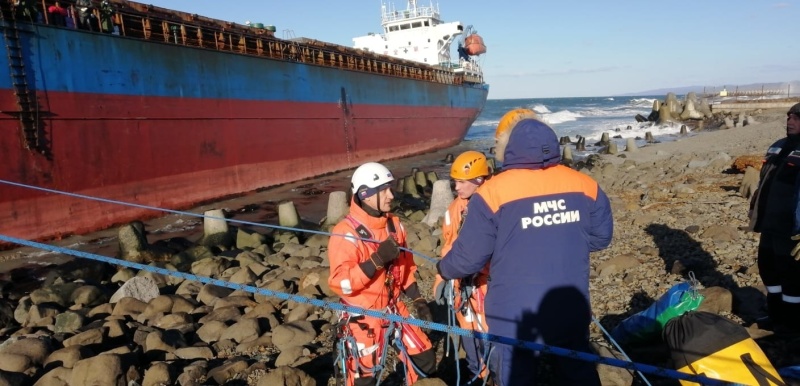 Спасатели-МЧС-России-провели-эвакуацию-экипажа-судна,-севшего-на-мель-у-берегов-Сахалина