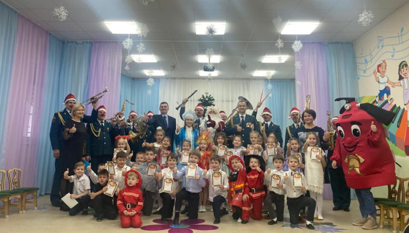 Показательный-оркестр-МЧС-России-выступил-на-новогоднем-празднике-в-подмосковном-детском-саду