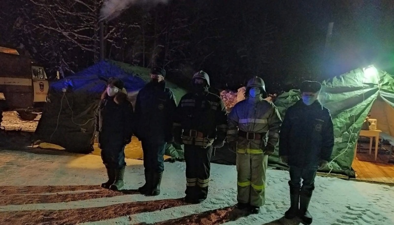В-Костромской-области-спасатели-развернули-мобильный-пункт-обогрева-на-трассе