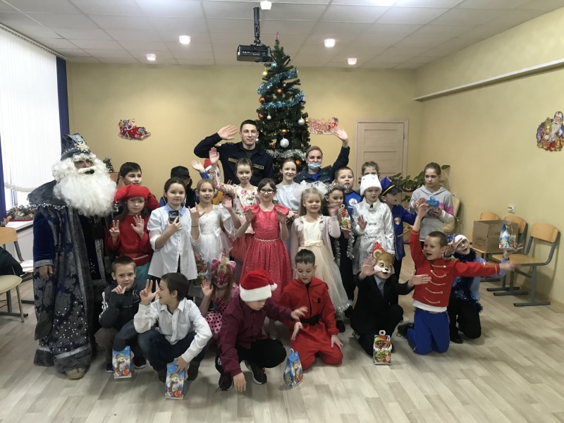 Сотрудники-МЧС-России-провели-акцию-«Новогодние-волшебники»-для-детей-Ленинградской-области