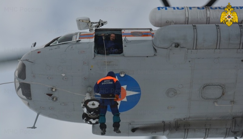 Спасатели-МЧС-России-отработали-навыки-спуска-с-вертолета-на-неподготовленные-площадки-(видео)