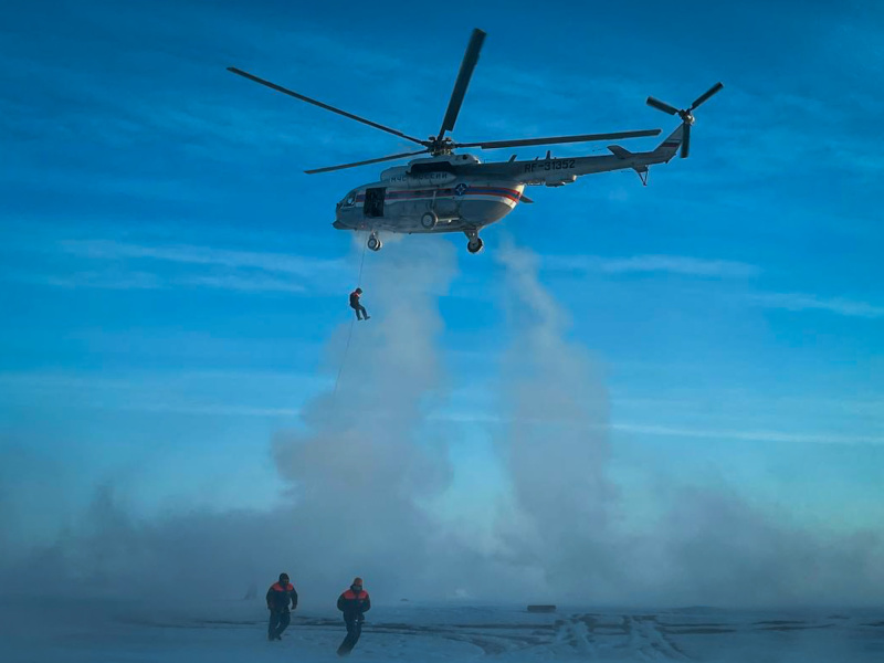 Спасатели-МЧС-России-провели-тренировку-по-десантированию-из-вертолета
