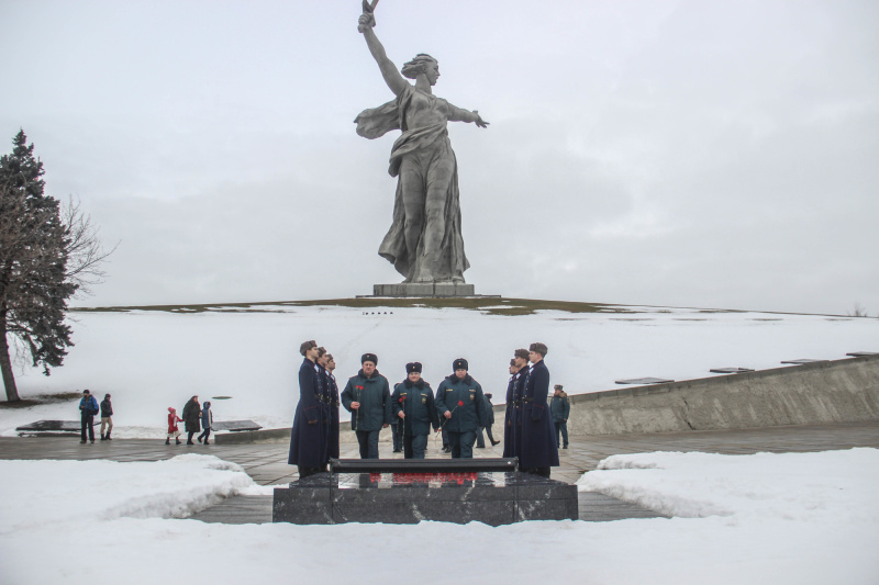 В-Волгограде-состоялась-церемония-возложения-цветов-к-могиле-маршала-Василия-Чуйкова