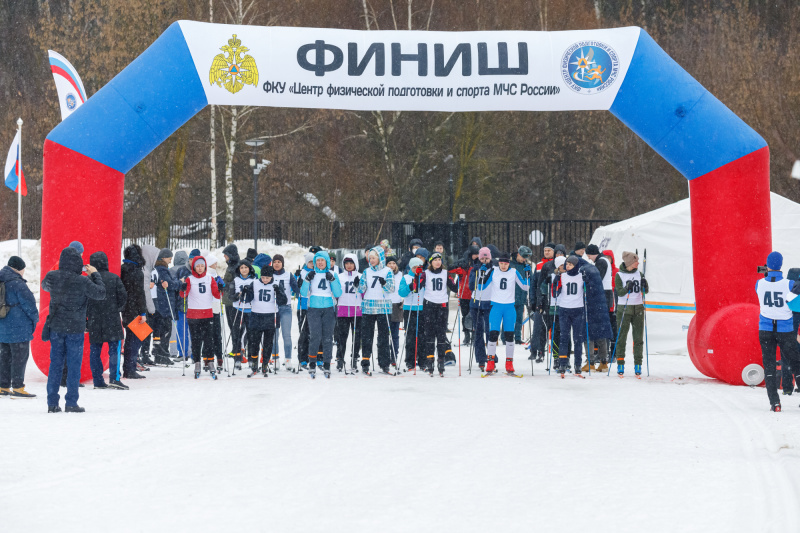 В-Москве-прошли-лыжные-гонки-среди-сотрудников-центрального-аппарата-и-организаций-центрального-подчинения-МЧС-России