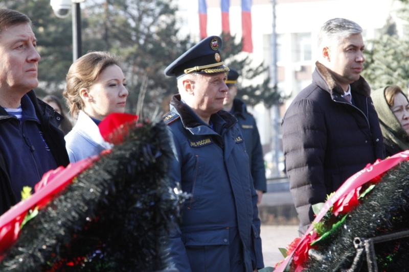В-День-защитника-Отечества-в-Москве-прошли-церемонии-возложения-цветов-руководством-МЧС-России