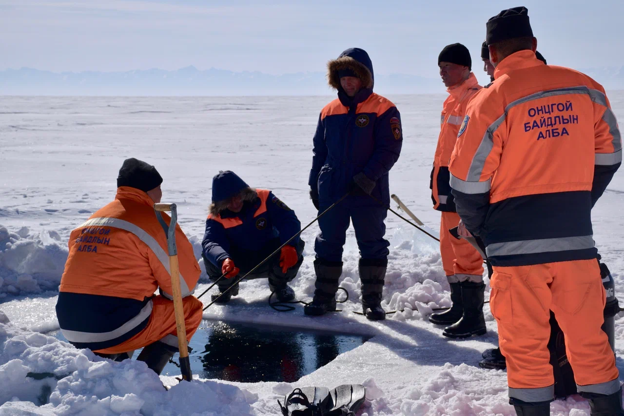 Водолазы-спасательных-служб-России-и-Монголии-провели-на-Байкале-совместную-тренировку-по-подводным-погружениям