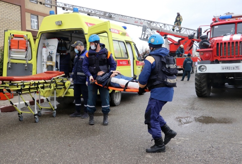 Пожарные-МЧС-России-провели-учения-в-больнице-Грозного
