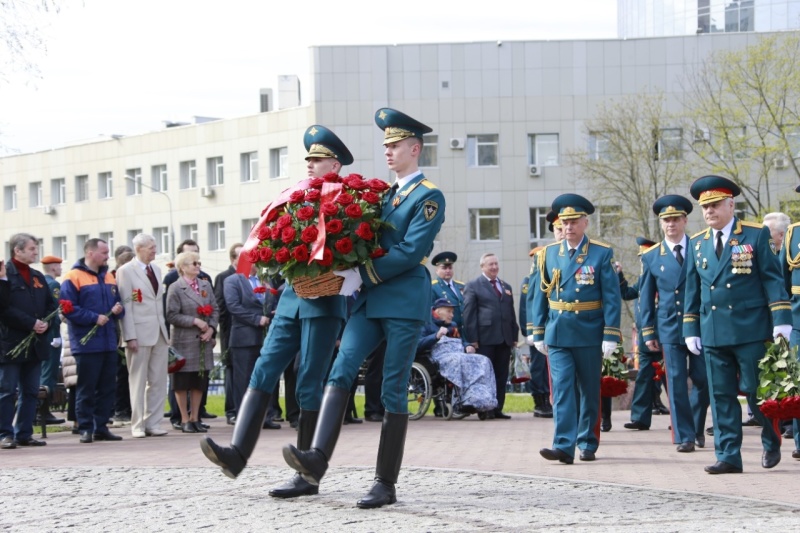 Руководство-и-сотрудники-МЧС-России-возложили-цветы-в-память-о-погибших-в-годы-Великой-Отечественной-войны