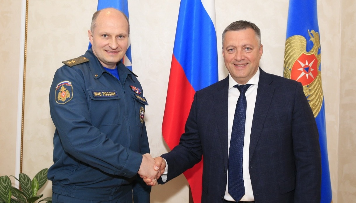 Глава-МЧС-России-Александр-Куренков-и-Губернатор-Иркутской-области-Игорь-Кобзев-провели-рабочую-встречу