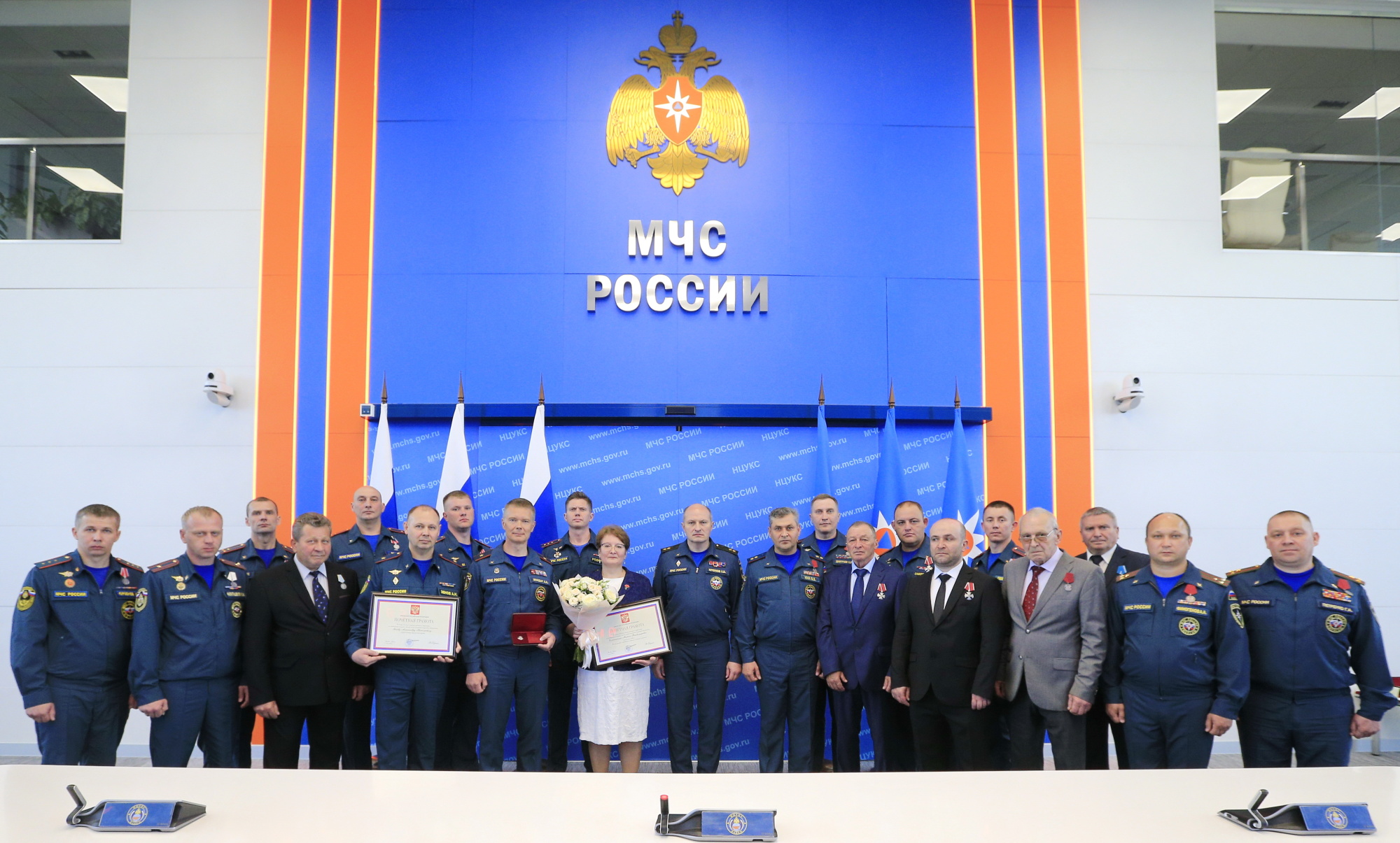 Министр-МЧС-России-Александр-Куренков-вручил-госнаграды-личному-составу-ведомства