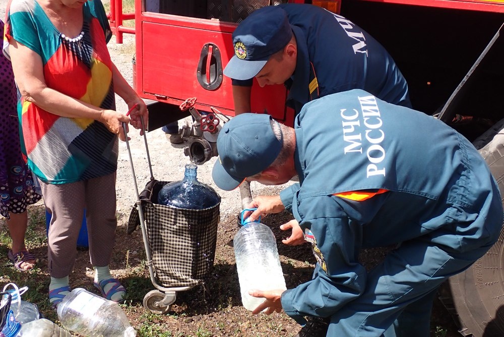 Спасатели-МЧС-России-помогают-в-обеспечении-водой-жителей-Донбасса