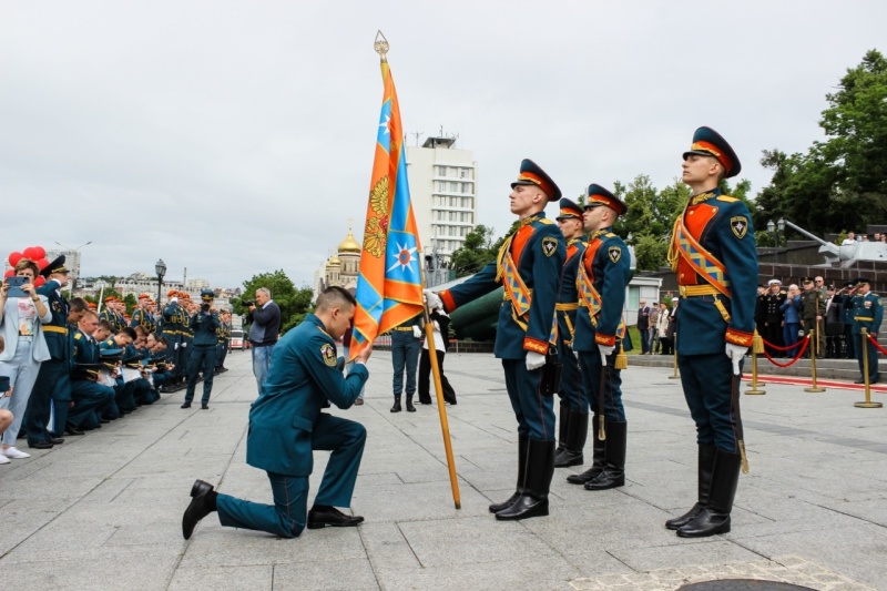 Во-Владивостоке-состоялся-пятый-юбилейный-выпуск-офицеров-Дальневосточной-пожарно-спасательной-академии