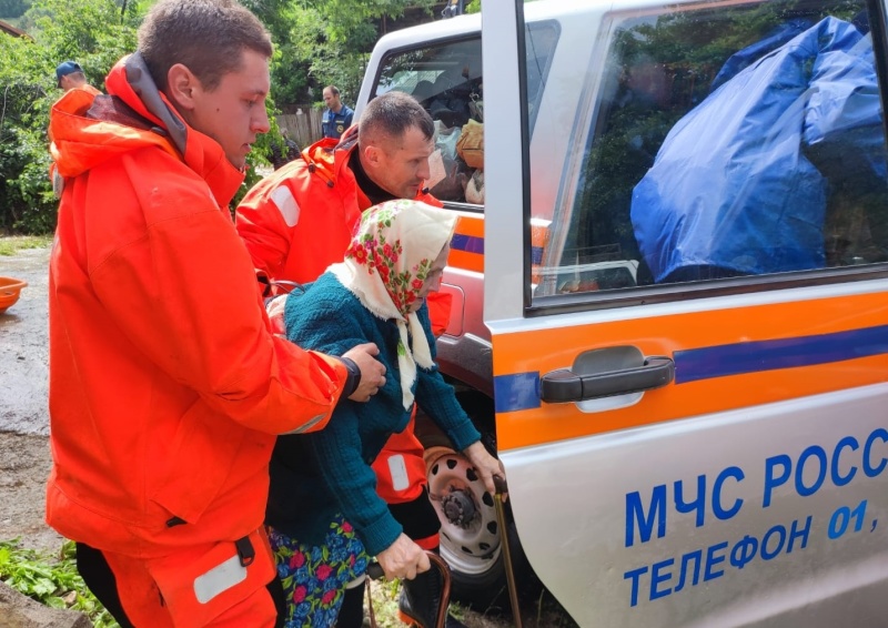 Спасатели-МЧС-России-помогают-ликвидировать-последствия-непогоды-в-регионах