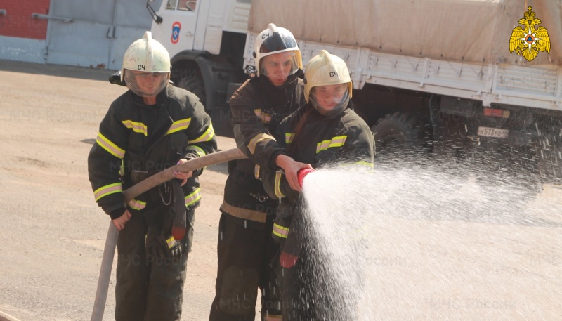 Курские журналисты сменили камеры на пожарные стволы - MCHS.FUN