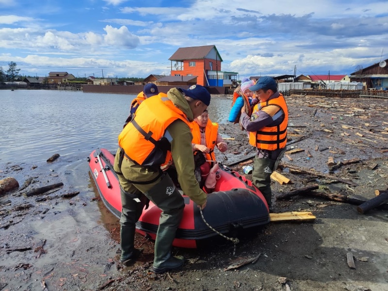 Спасатели-МЧС-России-оказывают-адресную-помощь-населению-в-подтопленных-районах-Якутии