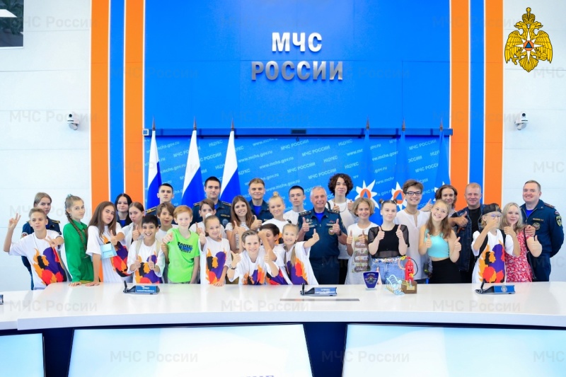 Финалисты-Всероссийского-конкурса-исполнителей-«Соло-01»-побывали-с-экскурсией-в-МЧС-России