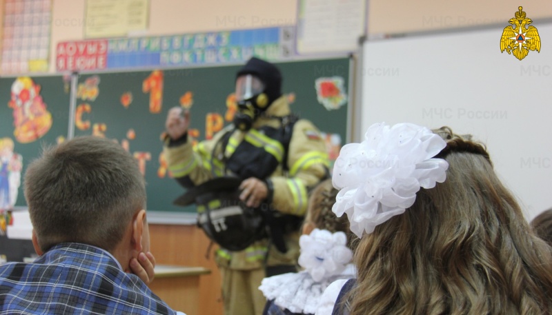 В-День-знаний-огнеборец-МЧС-России-рассказал-учащимся-одной-из-нижегородских-школ-о-пожарной-безопасности-(видео)