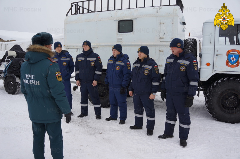 В-Магадане-сотрудники-МЧС-России-принимают-участие-в-ликвидации-последствий-циклона