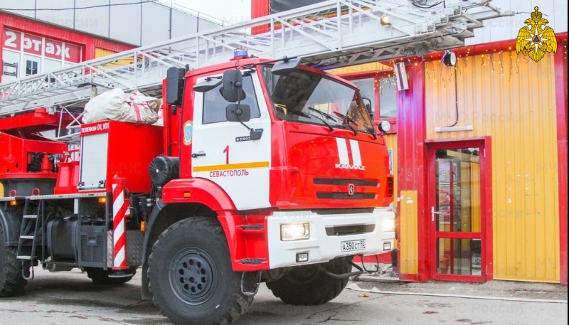 На-учениях-МЧС-России-в-Севастополе-пожарные-ликвидировали-условный-пожар-в-торговом-центре