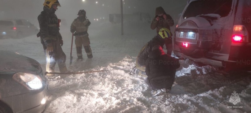 В-Магадане-сотрудники-МЧС-России-оказывают-помощь-автомобилистам,-попавшим-в-снежные-заносы