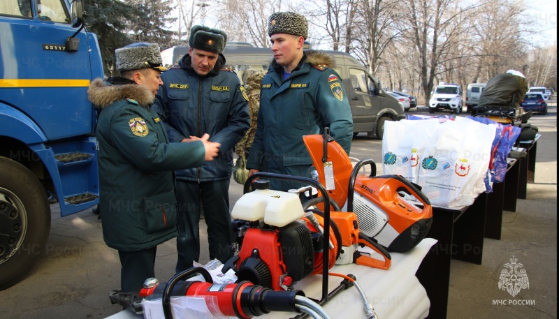 Нижегородские-спасатели-доставили-коллегам-из-Харцызска-ДНР-партию-гуманитарной-помощи-и-стройматериалы