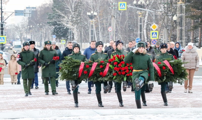 В-честь-Дня-героев-Отечества-МЧС-России-проводит-торжественные-мероприятия-по-всей-стране