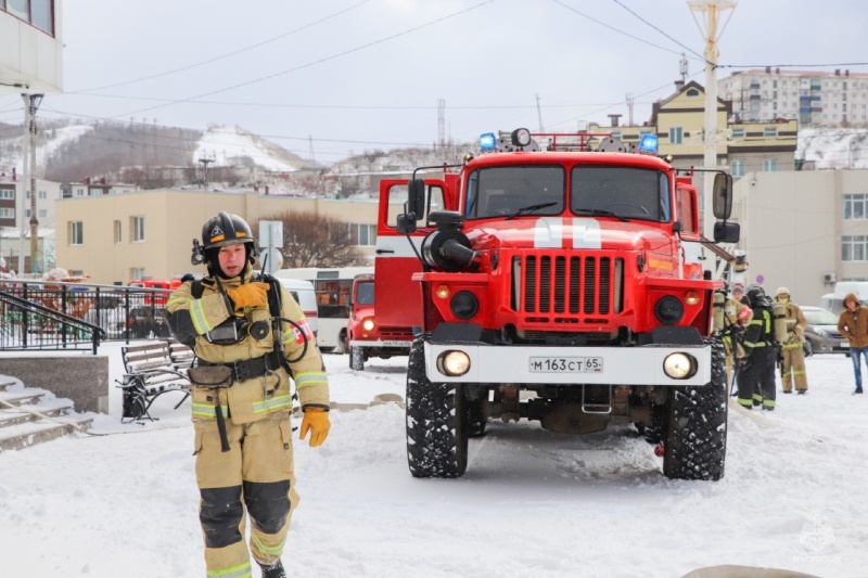 На-Сахалине-пожарные-МЧС-России-провели-учения-на-объекте-с-массовым-пребыванием-людей