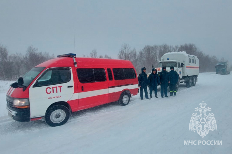 Спасатели-МЧС-России-продолжают-оказывать-помощь-жителям-Приморья