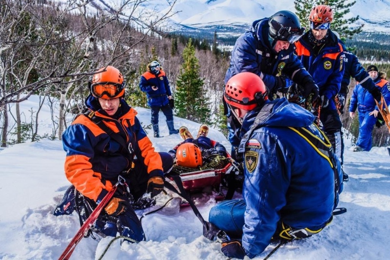 Спасатели-МЧС-России-обеспечивают-безопасность-туристов-в-горах-в-зимний-период