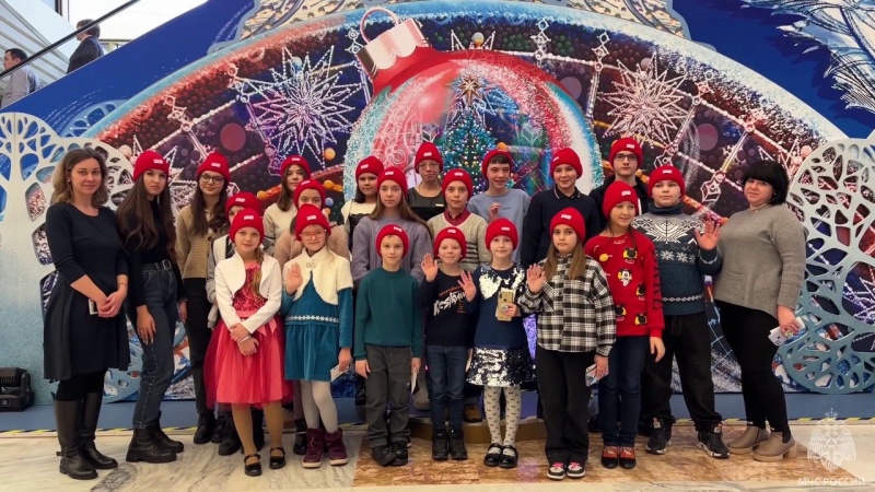 Дети-сотрудников-МЧС-ДНР-и-ЛНР-посетили-Кремлёвскую-ёлку-в-Москве