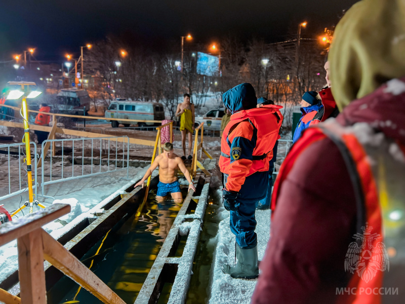 Более-10,5-тысяч-спасателей-МЧС-России-обеспечивают-безопасность-крещенских-купаний
