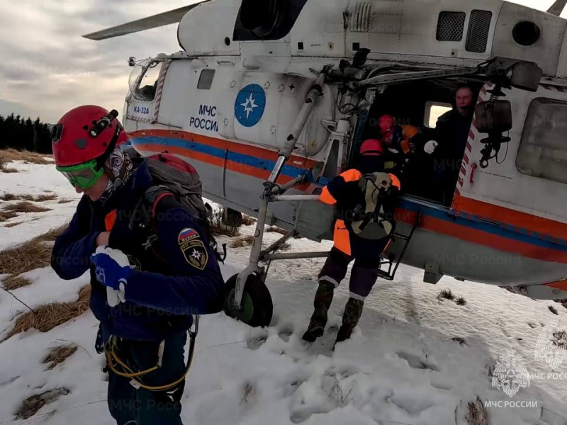 В-Сочи-спасатели-МЧС-России-эвакуировали-пассажиров-застрявшего-на-дереве-воздушного-шара