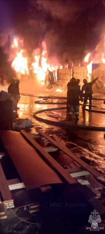 В-Московской-области-ликвидируют-пожар-на-рынке