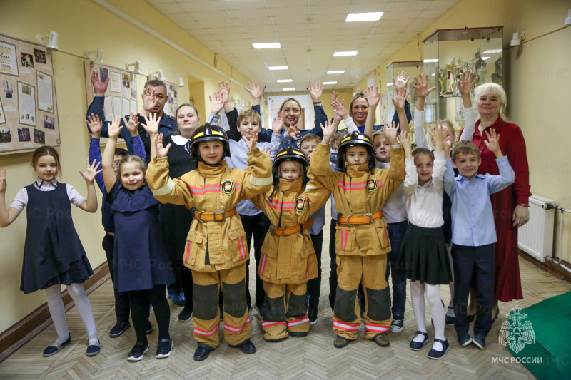 В-Санкт-Петербурге-сотрудники-МЧС-России-провели-для-детей-инклюзивный-урок-безопасности