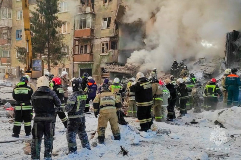 Аварийно-спасательные-работы-продолжаются-на-месте-обрушения-подъезда-жилого-пятиэтажного-дома-в-Новосибирске