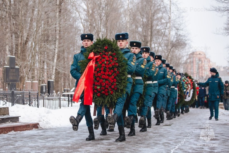 В-Санкт-Петербур­ге-почтили-память-по­гибших-пожарных