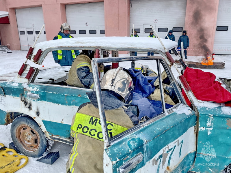 На-Ямале-сотрудники-МЧС-России-провели-учение-по-ликвидации-последствий-дорожно-транспортных-происшествий