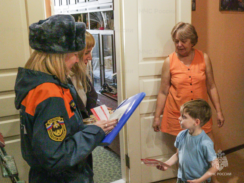 Сотрудники-МЧС-России-обращают-внимания-населения-на-правила-пожарной-безопасности