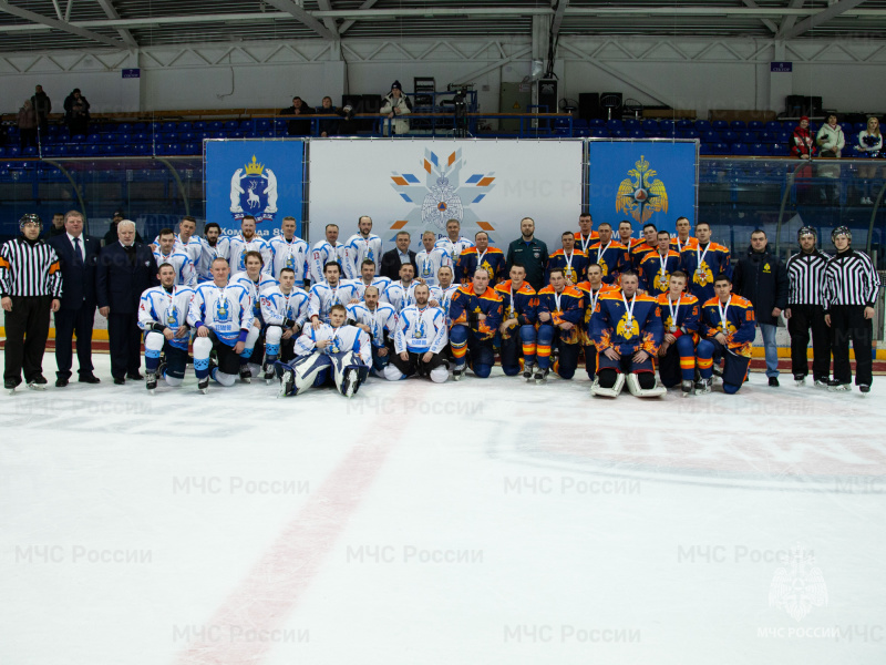 Хоккеисты-МЧС-России-и-Ночной-хоккейной-лиги-Ямала-впервые-встретились-в-товарищеском-матче