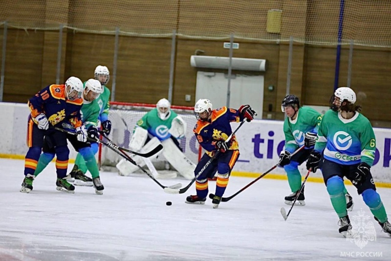 В-Москве-состоялся-товарищеский-матч-по-хоккею-между-сборными-МЧС-России-и-Сбербанка