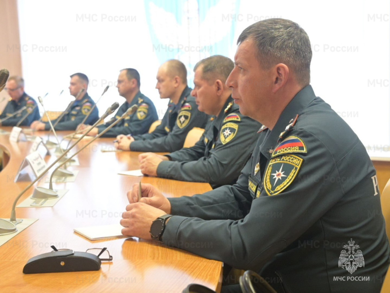 В-Академии-ГПС-МЧС-России-состоялась-встреча-руководства-ведомства-со-слушателями-Института-развития