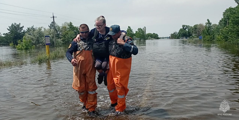 Спасателями-с-помощью-плавсредств-спасено-1500-человек-в-Херсонской-области