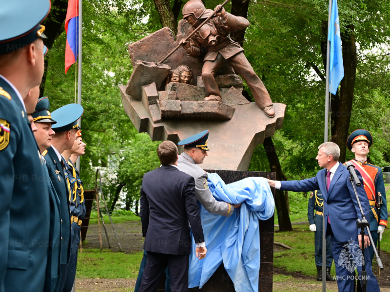 Во-Владивостоке-торжественно-открыли-памятник-пожарным