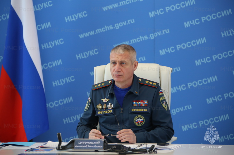Безопасность-праздничных-мероприятий-обеспечивали-почти-60-тыс.-спасателей-МЧС-России