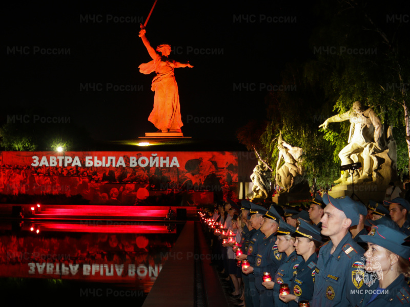 В-День-памяти-и-скорби-сотрудники-МЧС-России-принимают-участие-в-памятных-мероприятиях