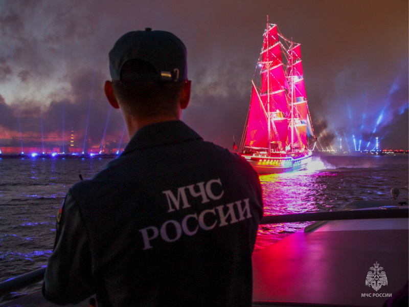 МЧС-России-обеспечило-безопасность-«Алых-парусов»-в-Санкт-Петербурге