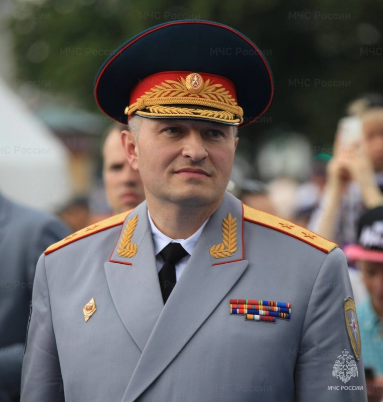 Поздравление-главы-МЧС-России-Александра-Куренкова-выпускников-ведомственных-вузов